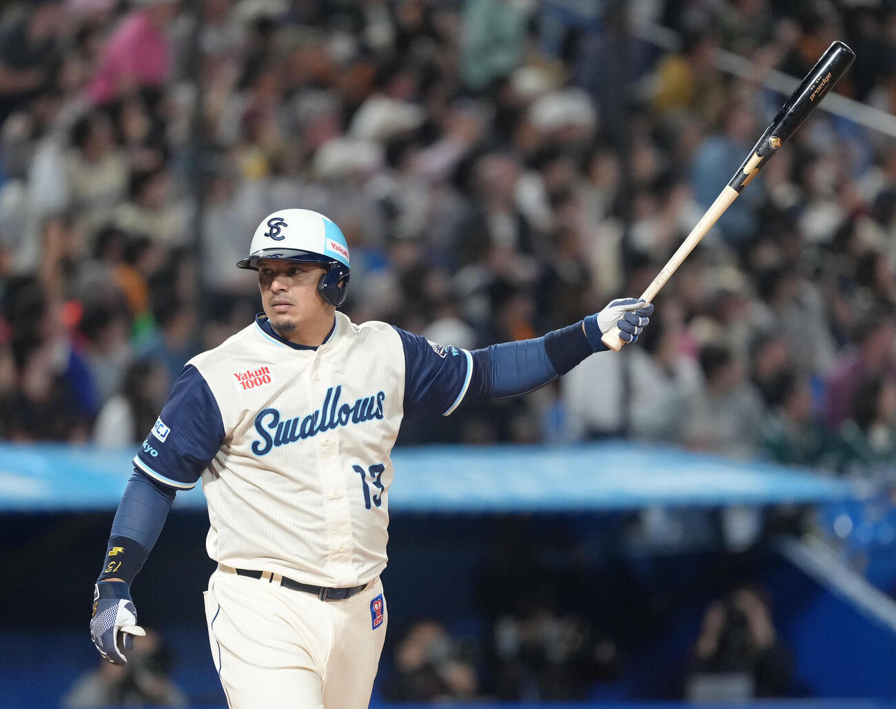 ヤクルト対巨人　4回裏ヤクルト1死一、二塁、オスナは左越えに3点本塁打を放つ（撮影・足立雅史）