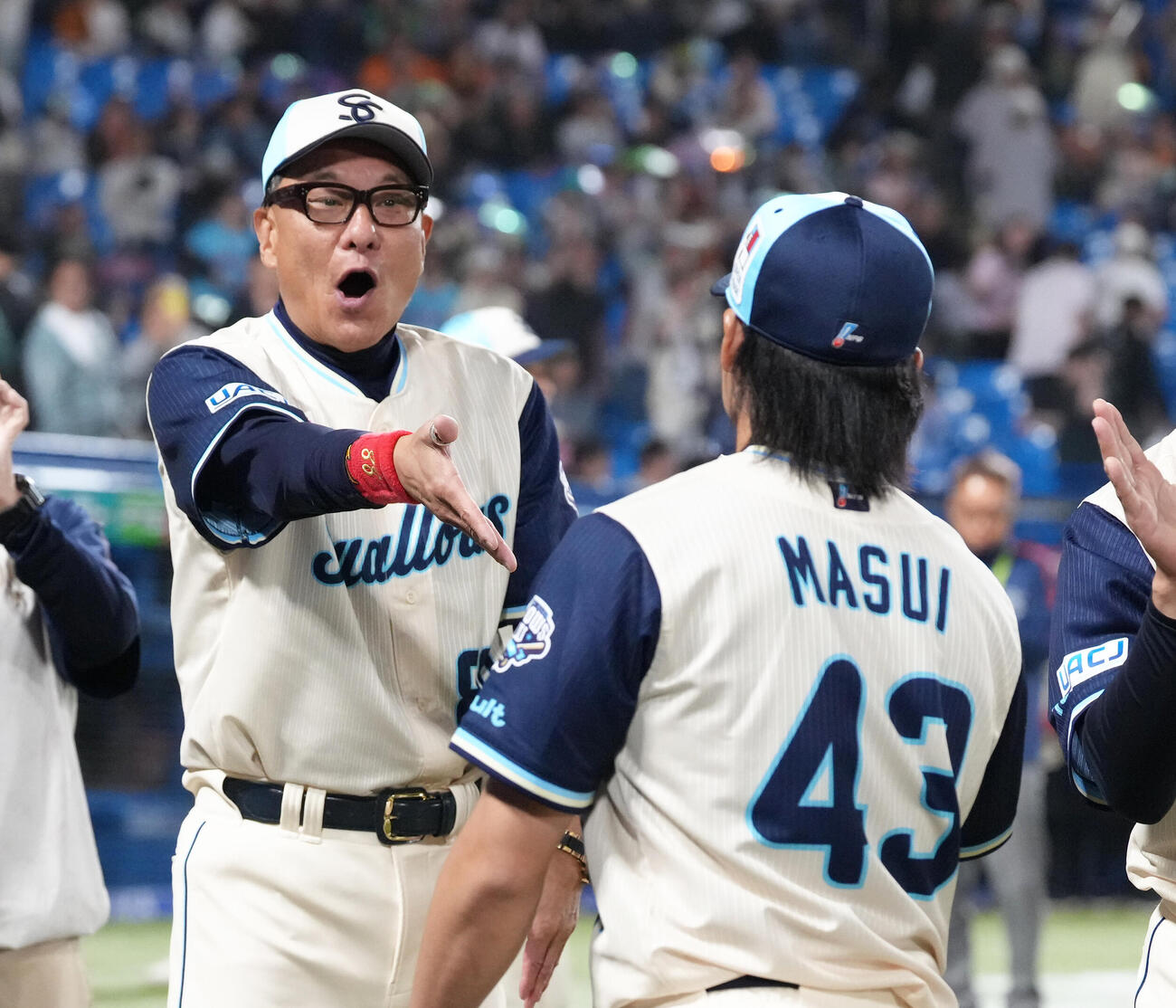 ヤクルト対巨人　プロ初勝利のヤクルト増居を出迎える池山監督（撮影・足立雅史）