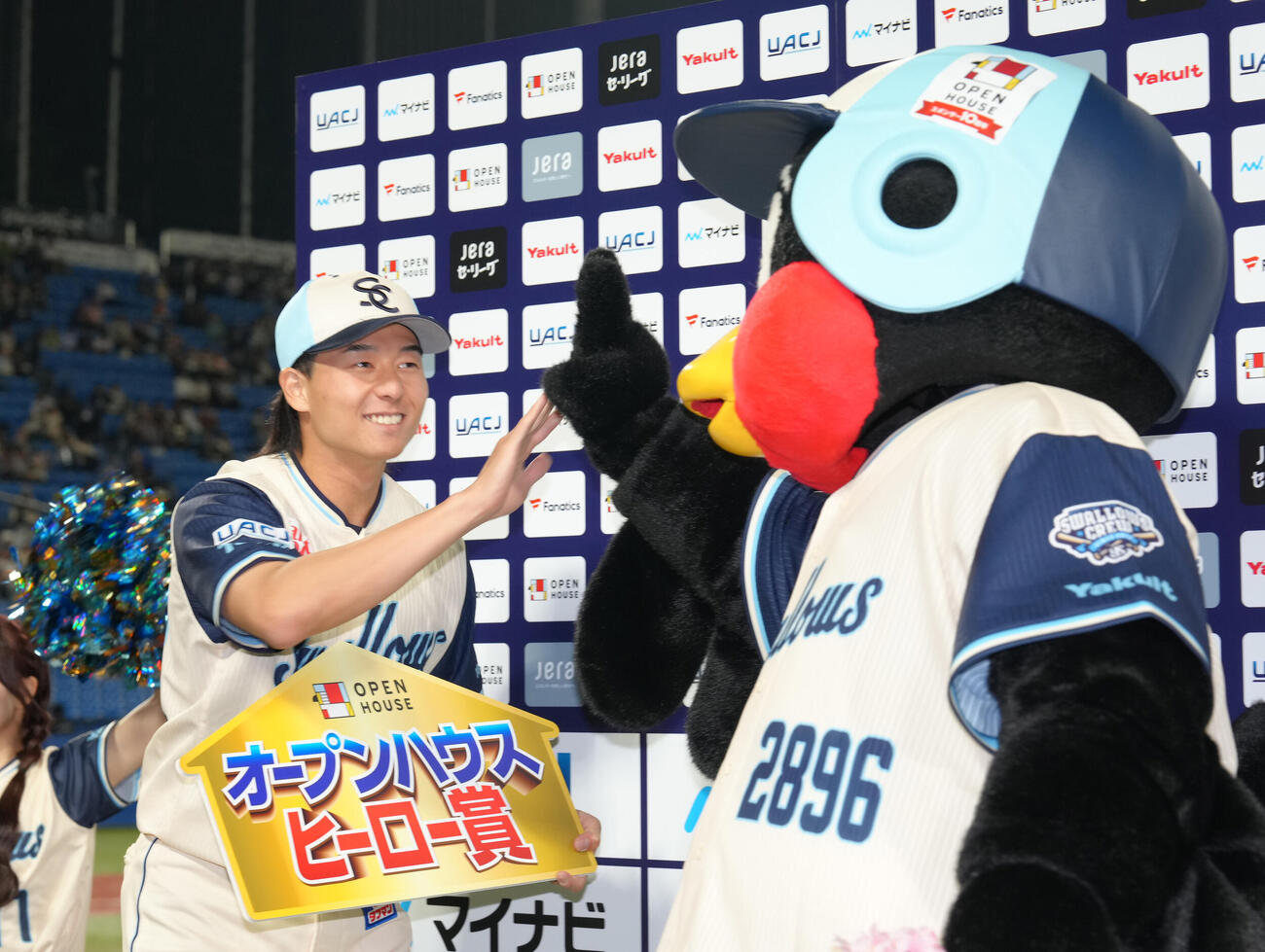 ヤクルト対巨人　プロ初勝利のヤクルト増居翔太はつば九郎と笑顔でタッチ（撮影・足立雅史）