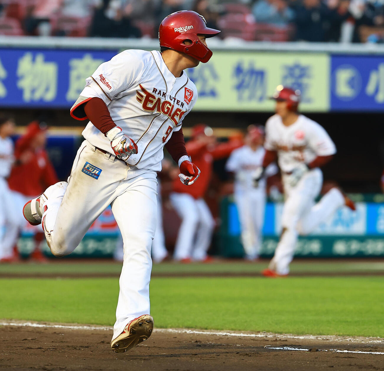 楽天対ロッテ　6回裏楽天2死満塁、適時安打を放つ小郷（撮影・野上伸悟）