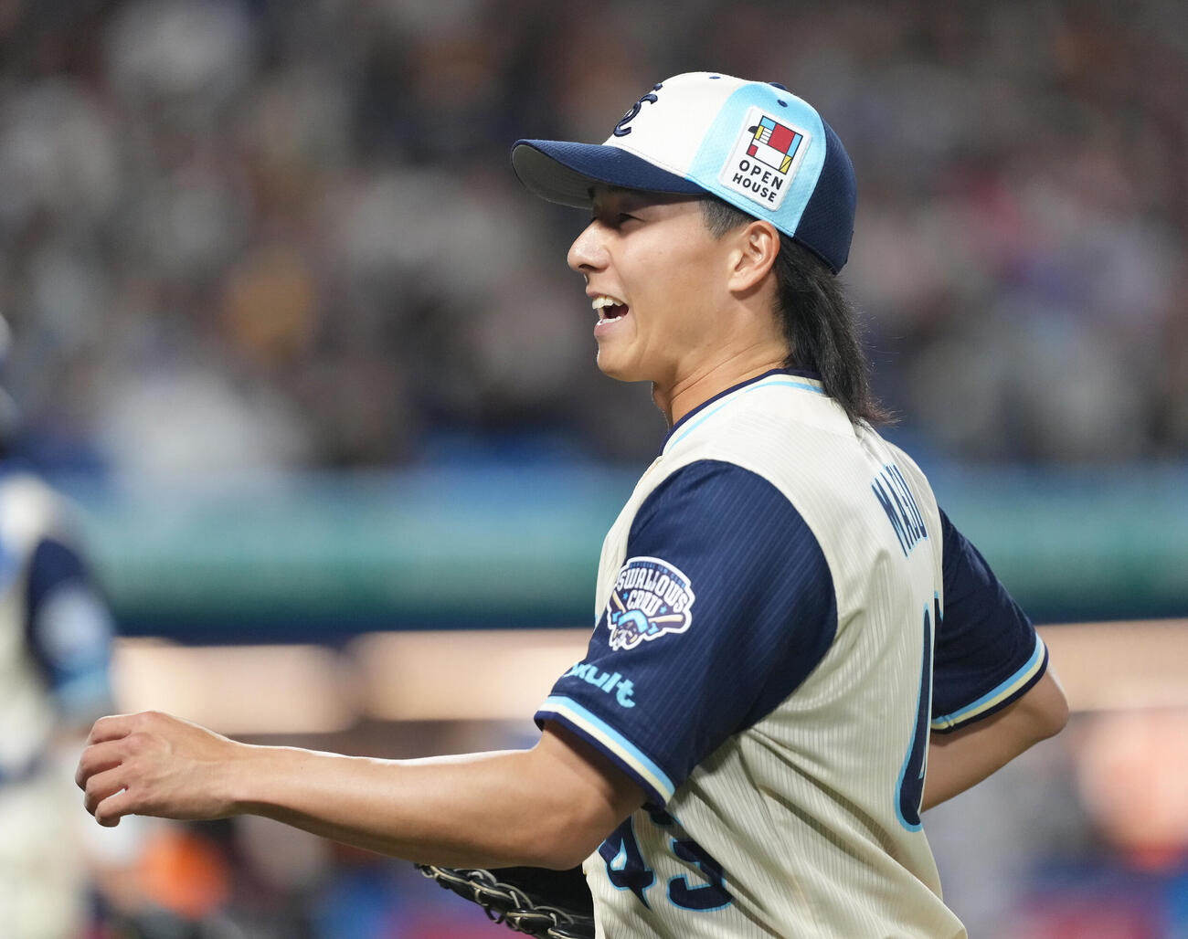 ヤクルト対巨人　5回表巨人2死二塁、井上温大を一ゴロに仕留め笑顔でベンチに戻る増居（撮影・足立雅史）