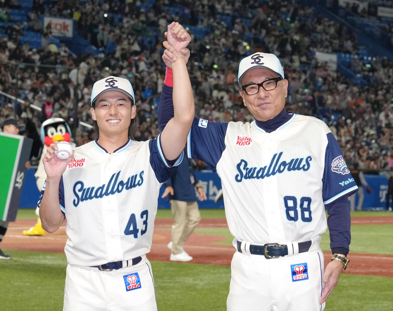 ヤクルト対巨人　プロ初勝利のヤクルト増居（左）は池山監督と笑顔で記念撮影（撮影・足立雅史）