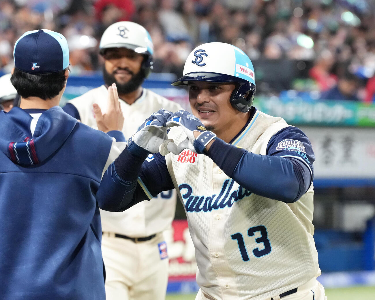 ヤクルト対巨人　4回裏ヤクルト1死一、二塁、オスナは左越え3点本塁打を放ちポーズを決める（撮影・足立雅史）