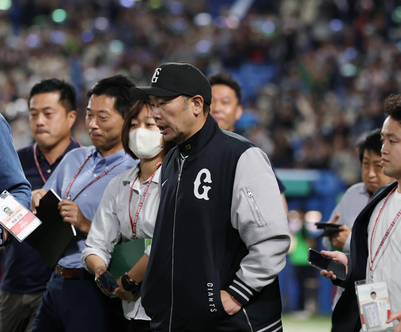 ヤクルト対巨人　ヤクルトに敗れ引き揚げる巨人阿部監督（撮影・増田悦実）