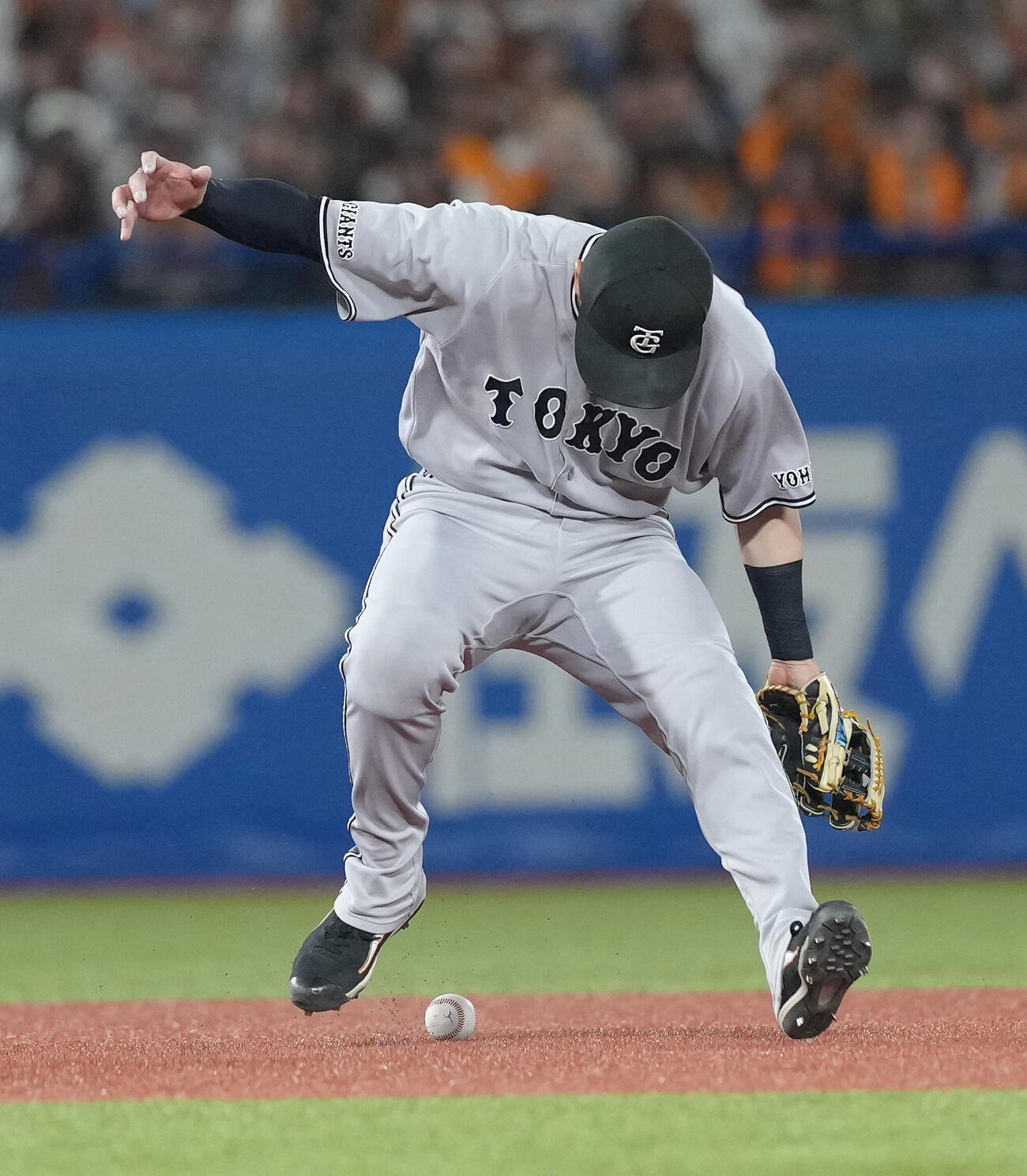 ヤクルト対巨人　7回裏ヤクルト2死一塁、古賀の打球をファンブルする遊撃手泉口（撮影・足立雅史）