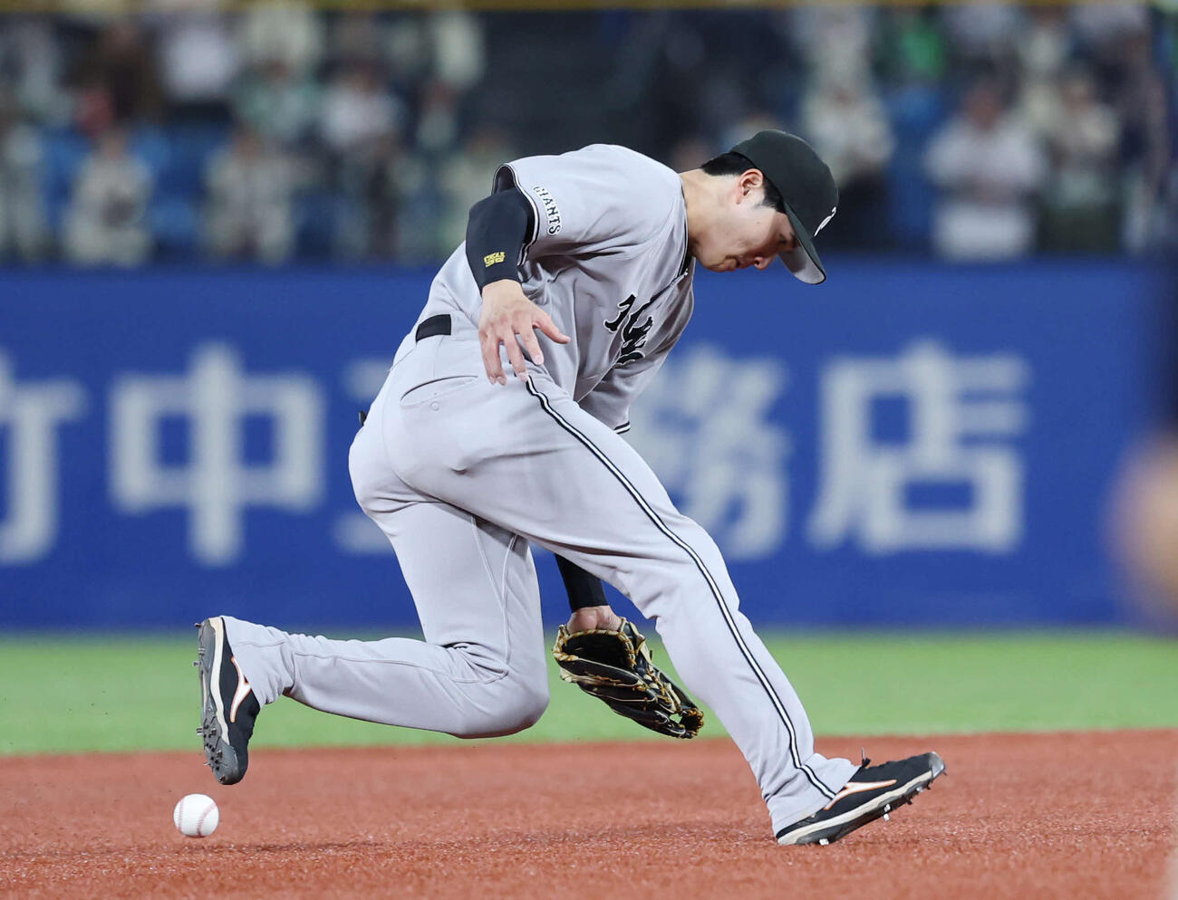 ヤクルト対巨人　7回裏ヤクルト1死一塁、宮本の打球を失策する泉口（撮影・増田悦実）