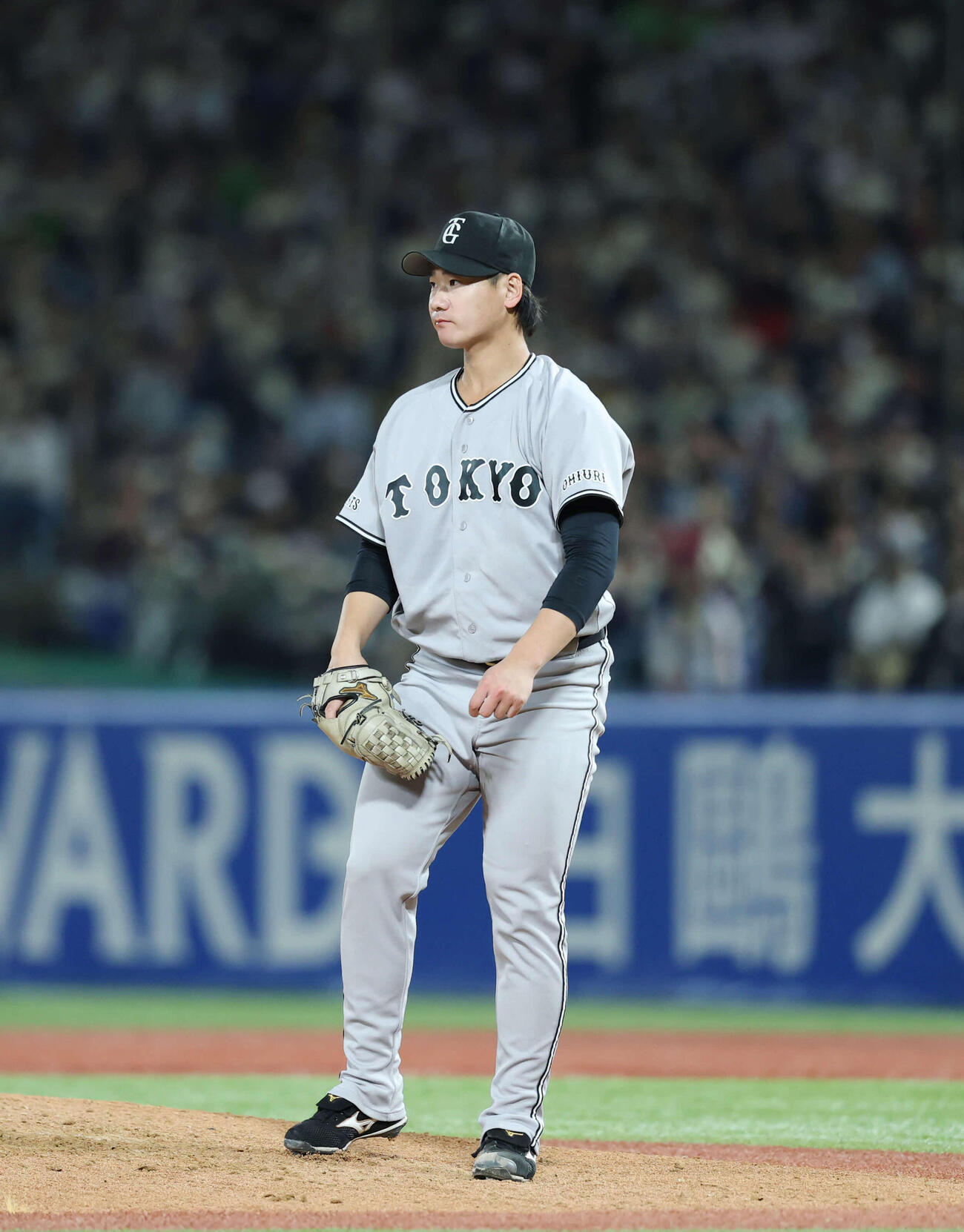 ヤクルト対巨人　5回裏ヤクルト1死一、三塁、オスナに四球を与え満塁のピンチとなる井上（撮影・増田悦実）