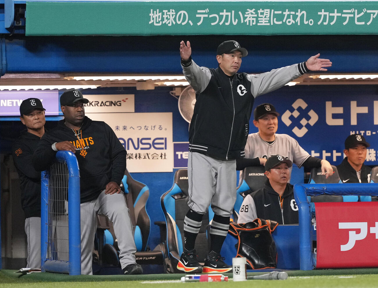 ヤクルト対巨人　8回表巨人無死、リプレー検証を求める巨人阿部監督（撮影・足立雅史）