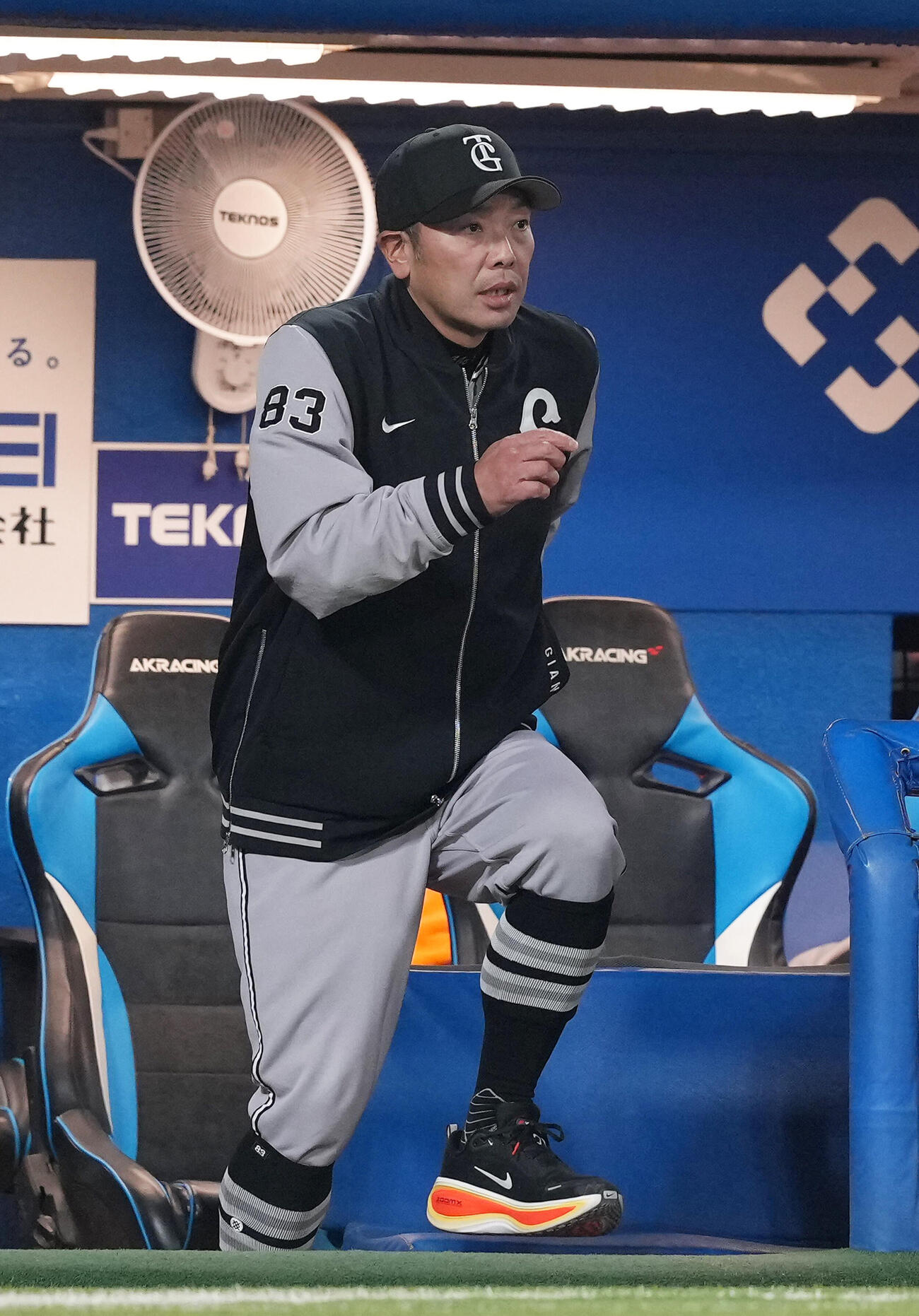 ヤクルト対巨人　巨人先発井上の交代を告げる阿部監督（撮影・足立雅史）