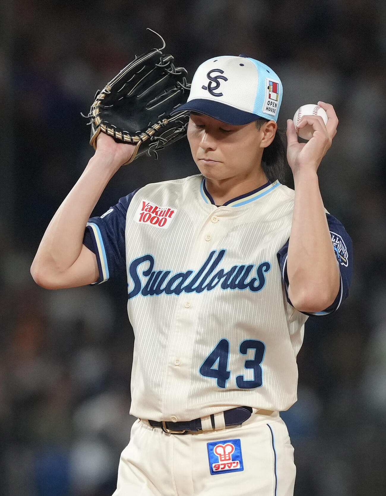 ヤクルト対巨人　4回表巨人無死一、三塁、泉口に中犠飛を浴びた増居（撮影・足立雅史）