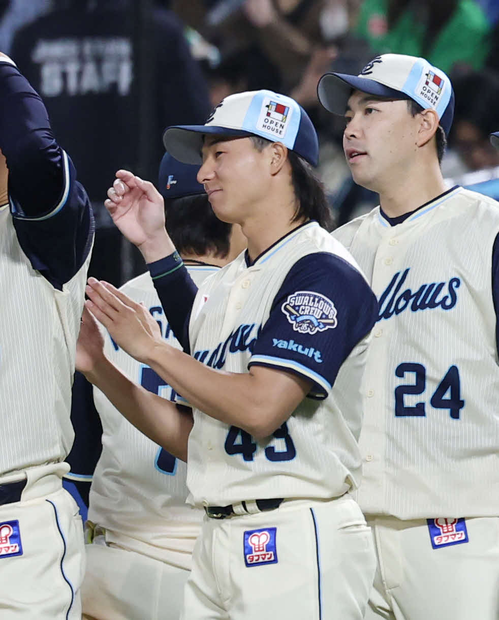 ヤクルト対巨人　勝利しナインとタッチを交わすヤクルト増居（撮影・増田悦実）