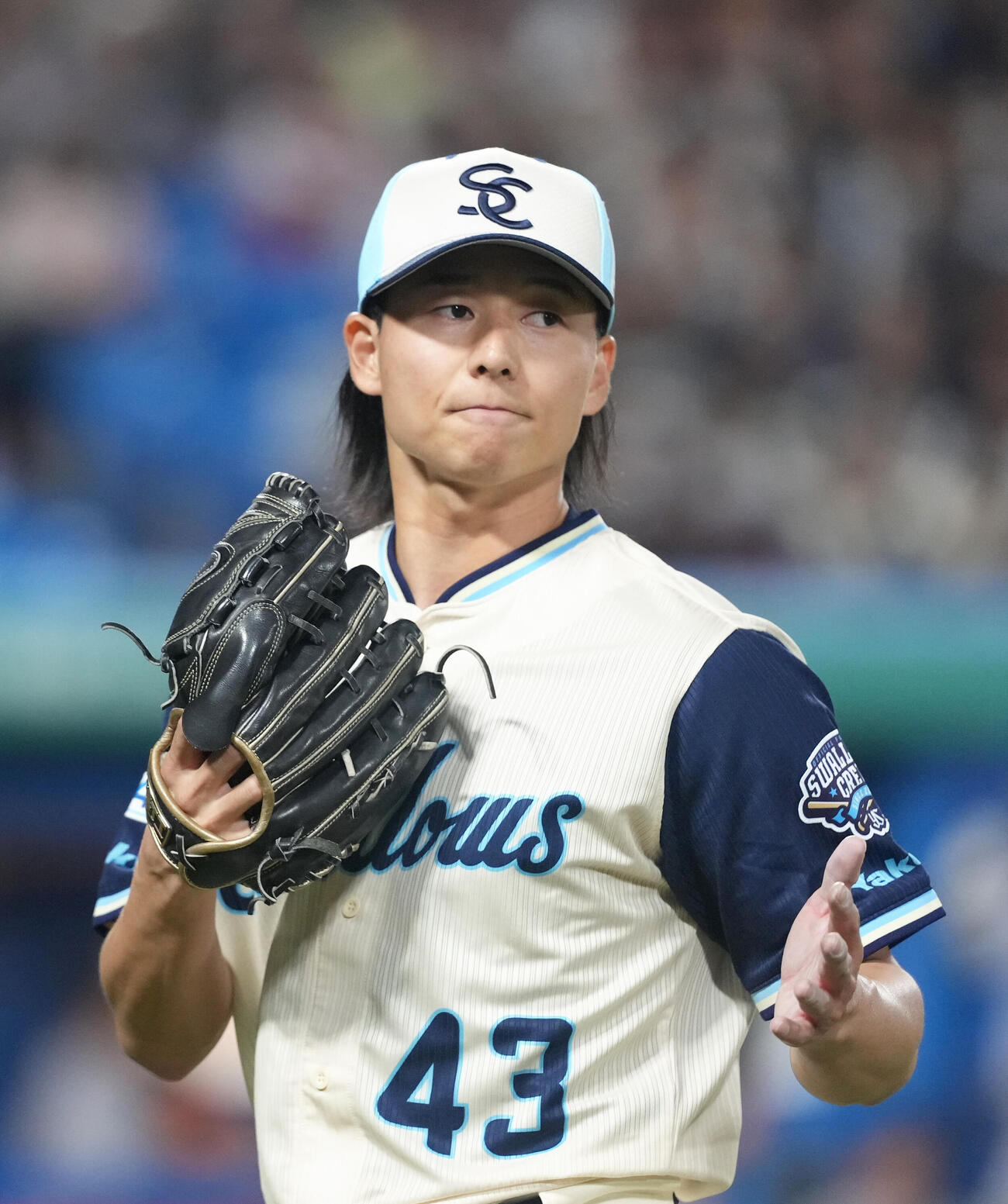 ヤクルト対巨人　3回表巨人の攻撃を3者凡退に抑えベンチに戻るヤクルト増居（撮影・足立雅史）