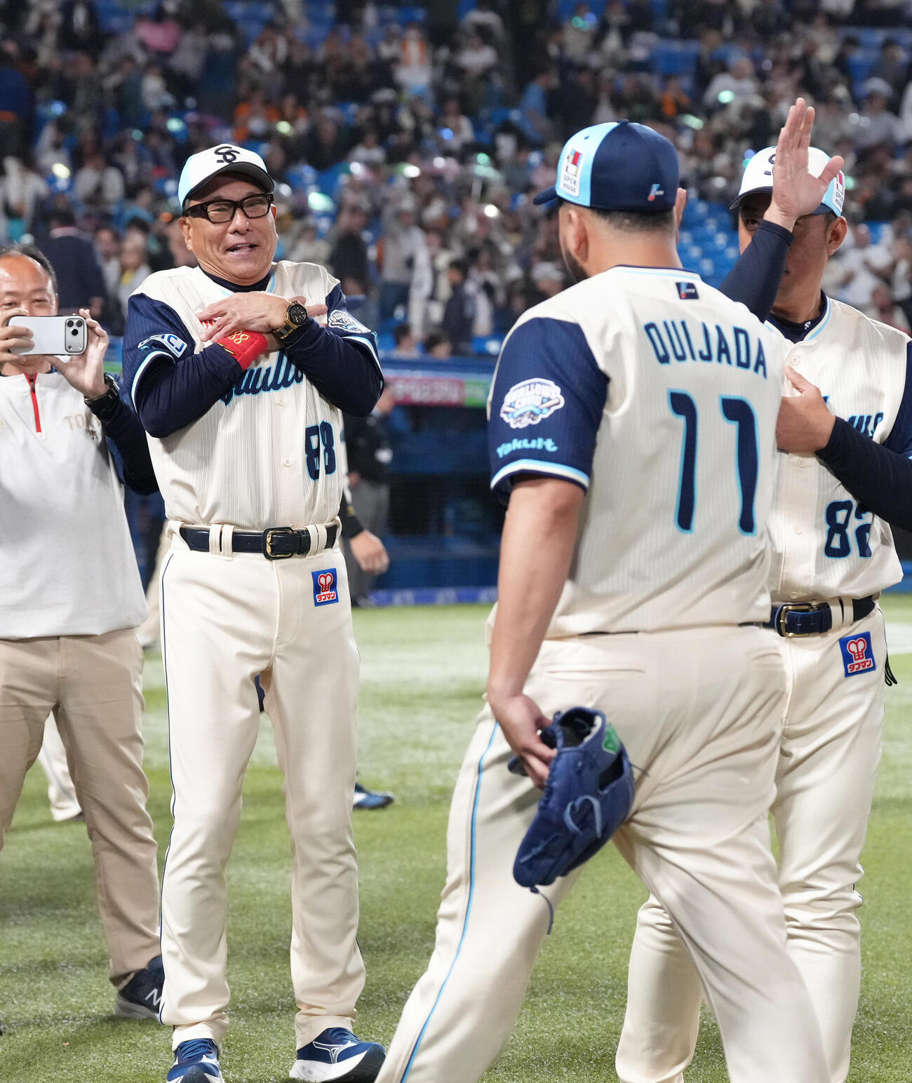 ヤクルト対巨人　NPB初登板から8試合連続セーブを挙げたヤクルトのキハダ（右）をおどけながら迎える池山監督（撮影・足立雅史）