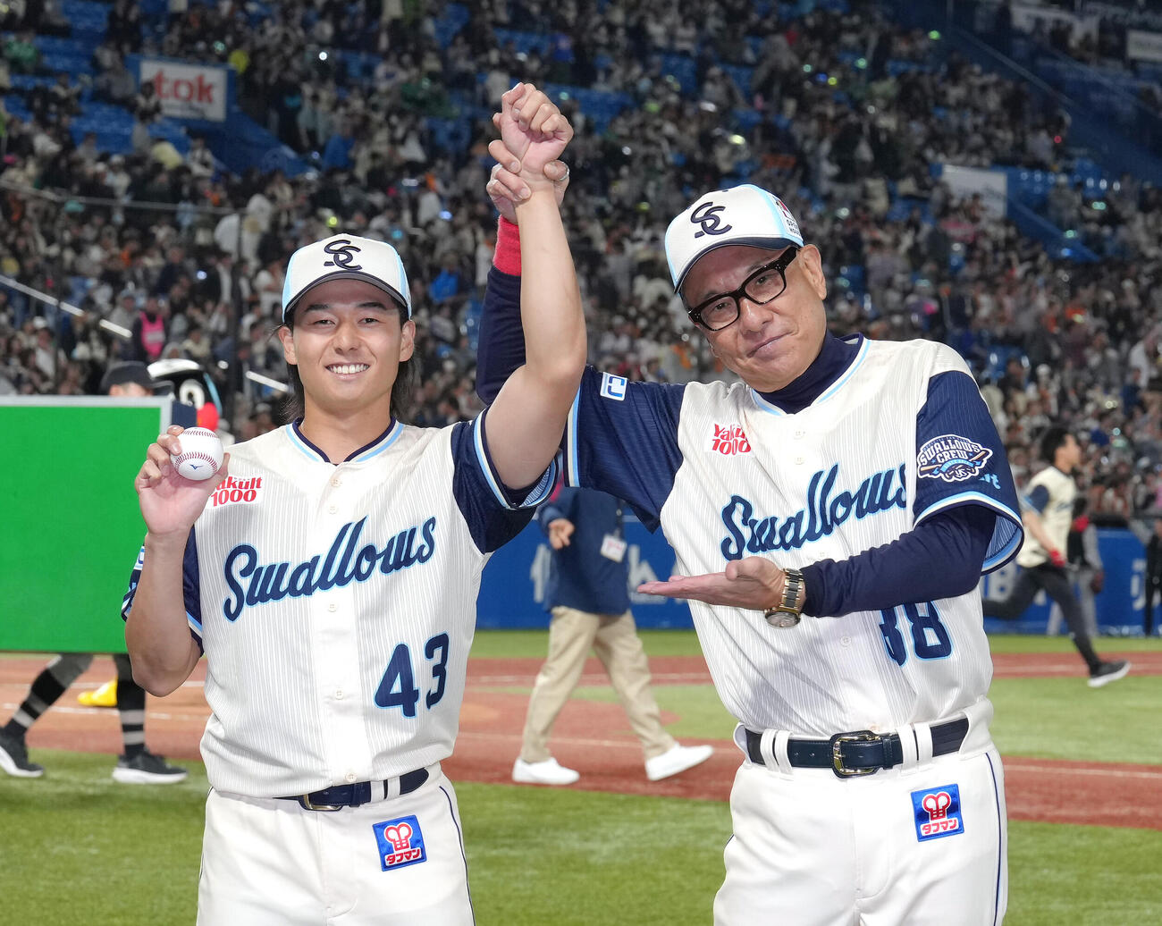ヤクルト対巨人　プロ初勝利のヤクルト増居（左）は池山監督と笑顔で記念撮影（撮影・足立雅史）