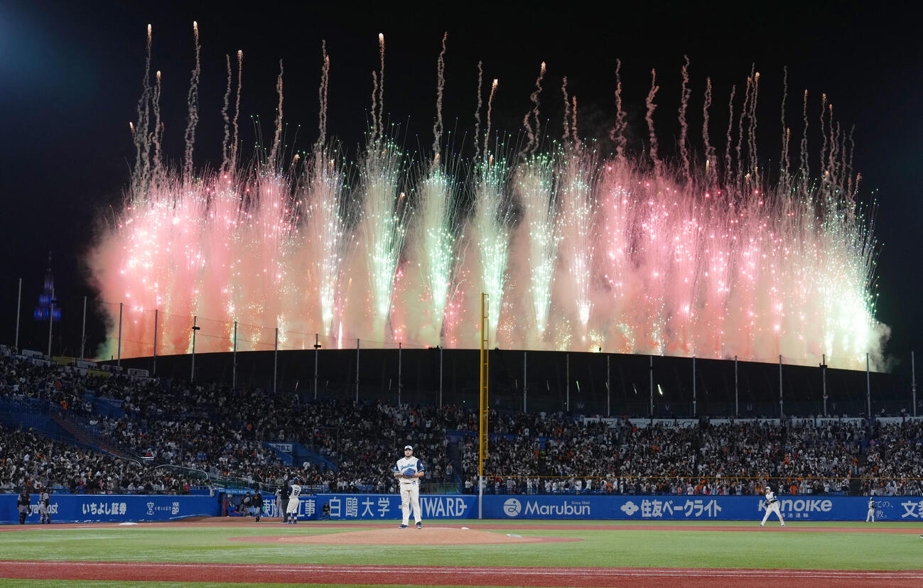 ヤクルト対巨人　9回、MUFGスタジアムから花火が上がり試合が一時中断する。投手ヤクルト・キハダ（撮影・足立雅史）