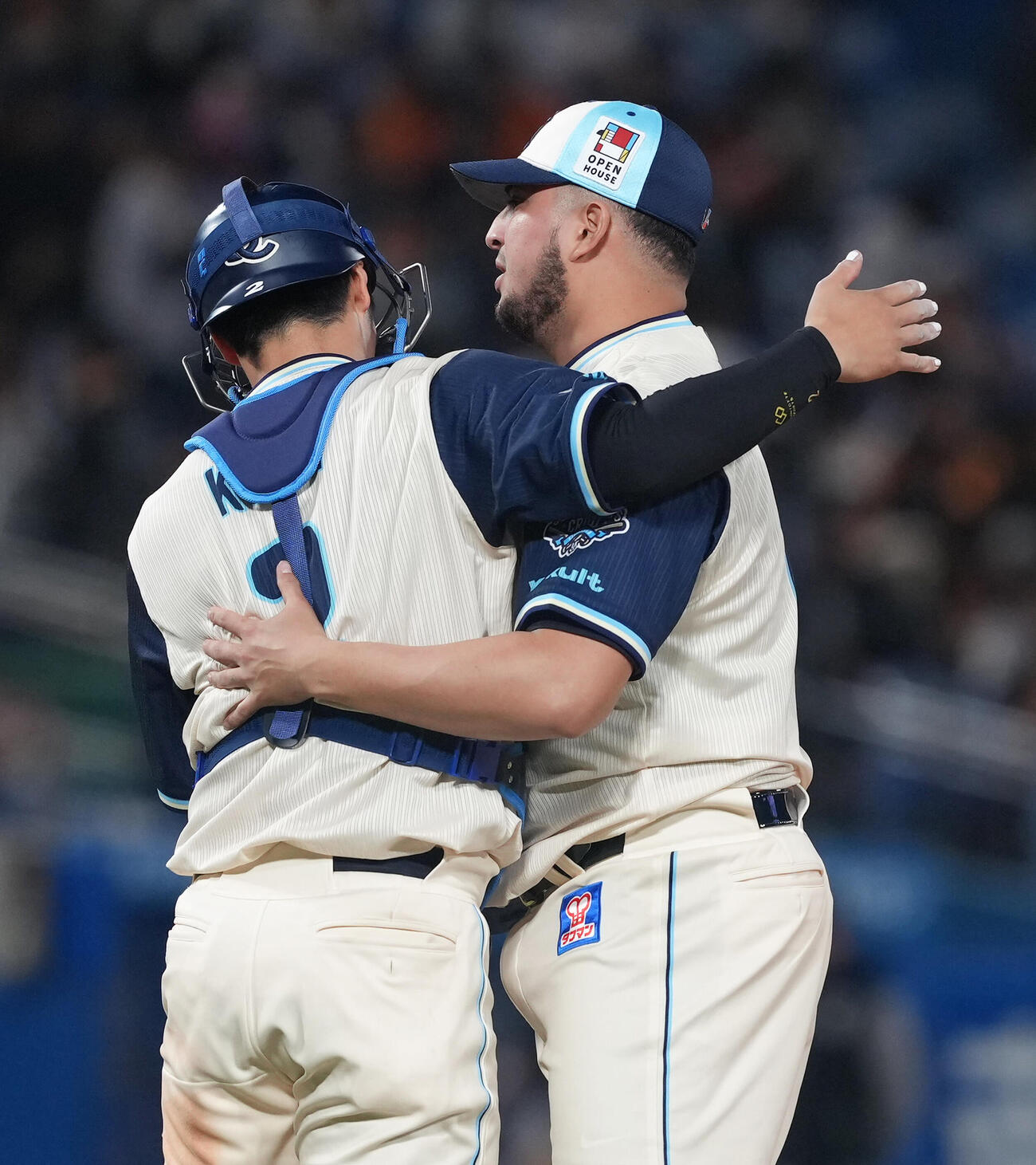 ヤクルト対巨人　NPB初登板から8試合連続セーブを挙げたヤクルトのキハダ（右）は古賀と抱き合う（撮影・足立雅史）