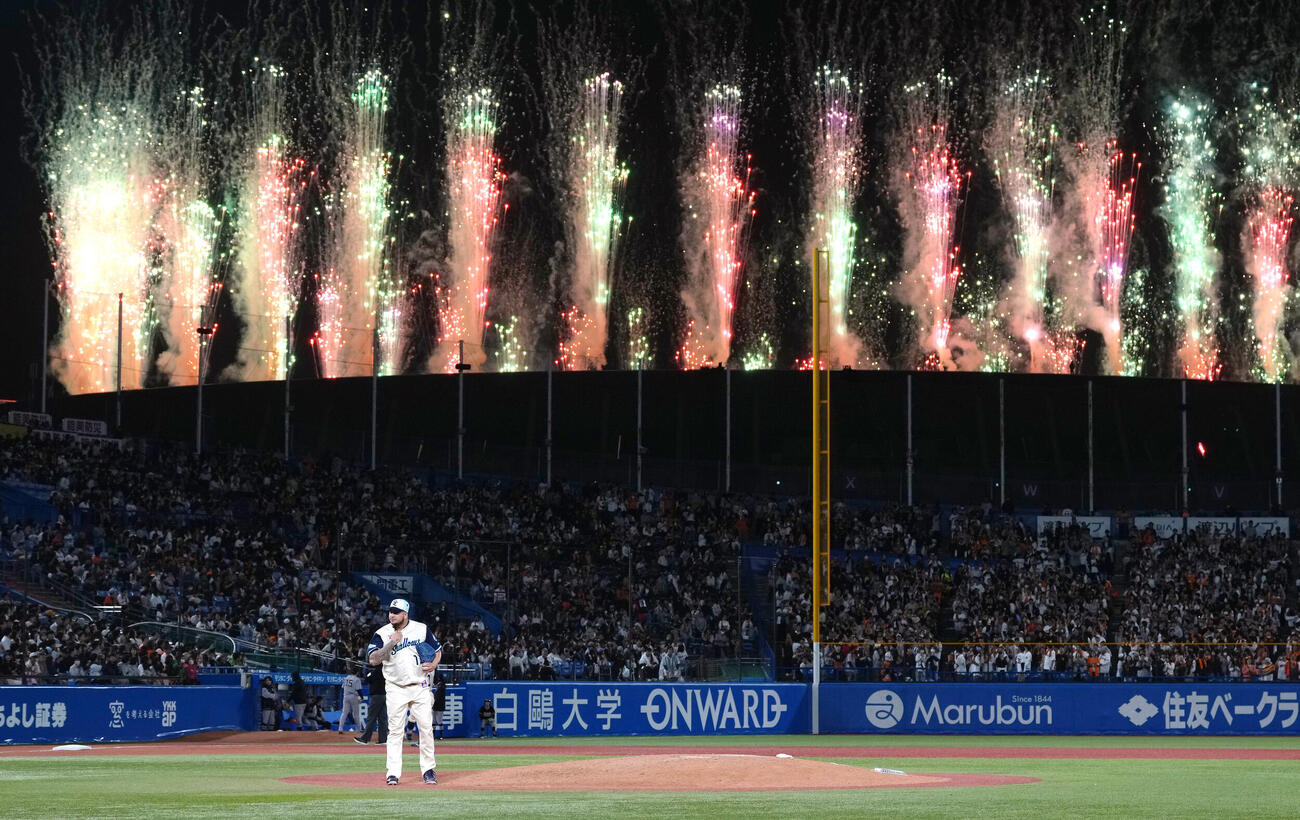 ヤクルト対巨人　9回、MUFGスタジアムから花火が上がり試合が一時中断する。投手ヤクルト・キハダ（撮影・足立雅史）