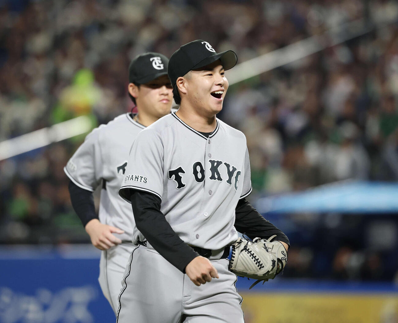 ヤクルト対巨人　5回裏、満塁のピンチをしのぎ笑顔でベンチに戻る田和（撮影・増田悦実）