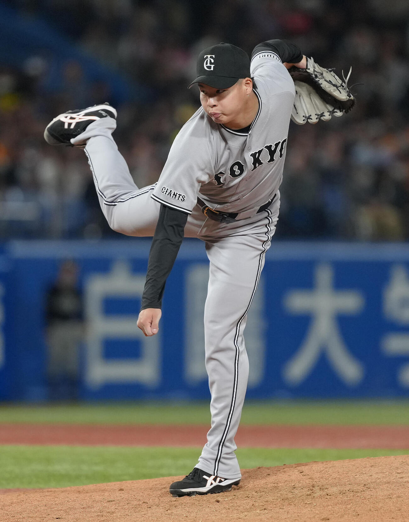 ヤクルト対巨人　5回途中から2番手で登板した巨人田和（撮影・足立雅史）