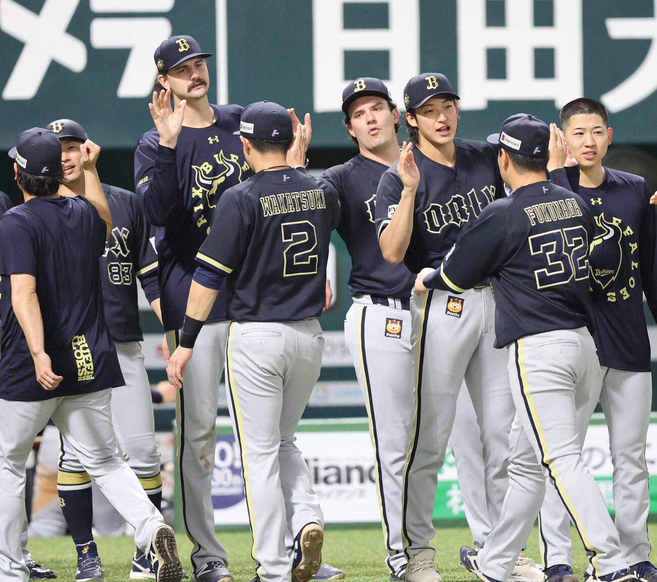 ソフトバンクに勝利したオリックスナインはベンチ前でハイタッチをかわす（撮影・梅根麻紀）