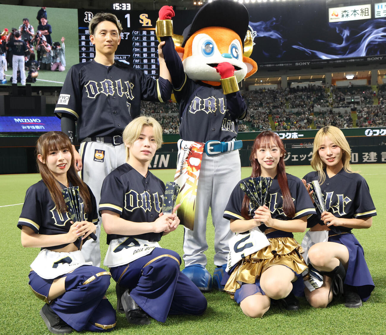 ソフトバンク対オリックス　ヒーローになった西川はガッツポーズ（撮影・梅根麻紀）