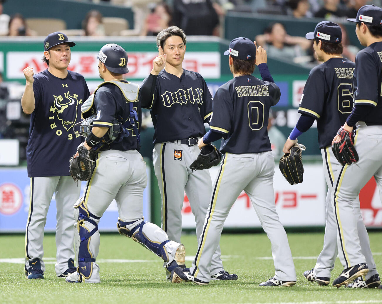ソフトバンク対オリックス　ソフトバンクに勝利したオリックスナインはベンチ前でハイタッチをかわす（撮影・梅根麻紀）