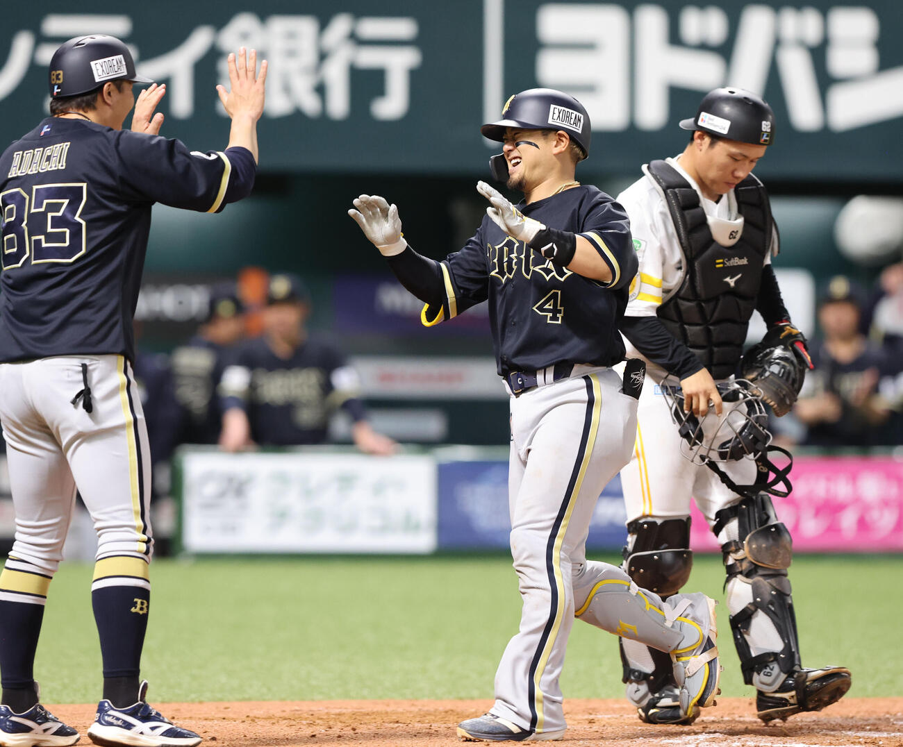 ソフトバンク対オリックス　8回表オリックス無死、森友は右越えに同点本塁打を放ち笑顔を見せる（撮影・梅根麻紀）