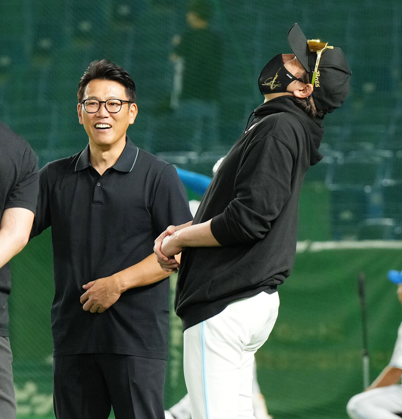 2025年7月14日、西武対日本ハム　試合前、日本ハム新庄監督（右）と談笑する侍ジャパン井端監督