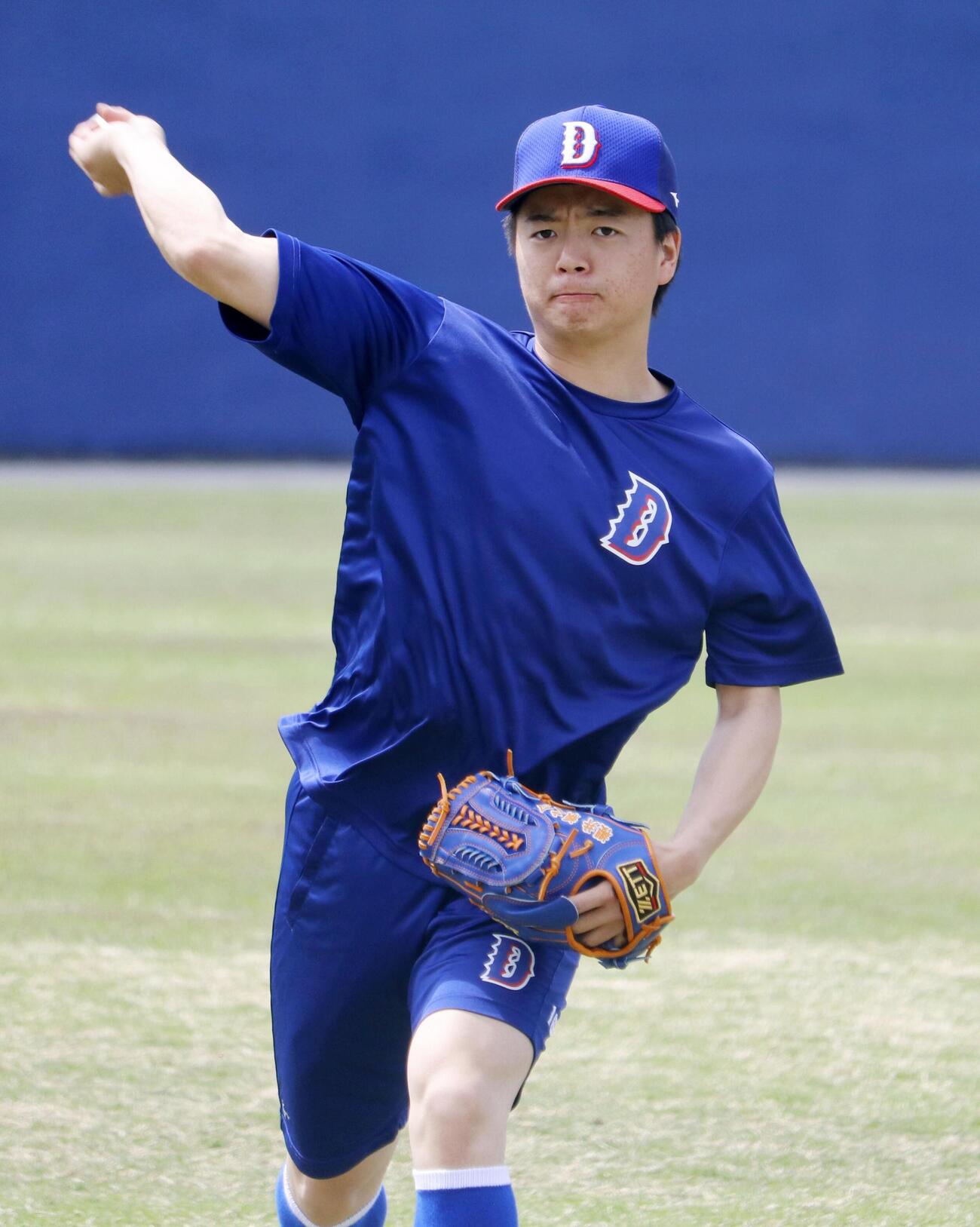 キャッチボールで調整する中日桜井頼之介（共同）