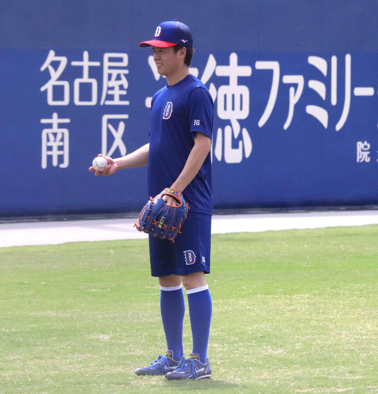 ナゴヤ球場での先発投手練習に参加した中日桜井