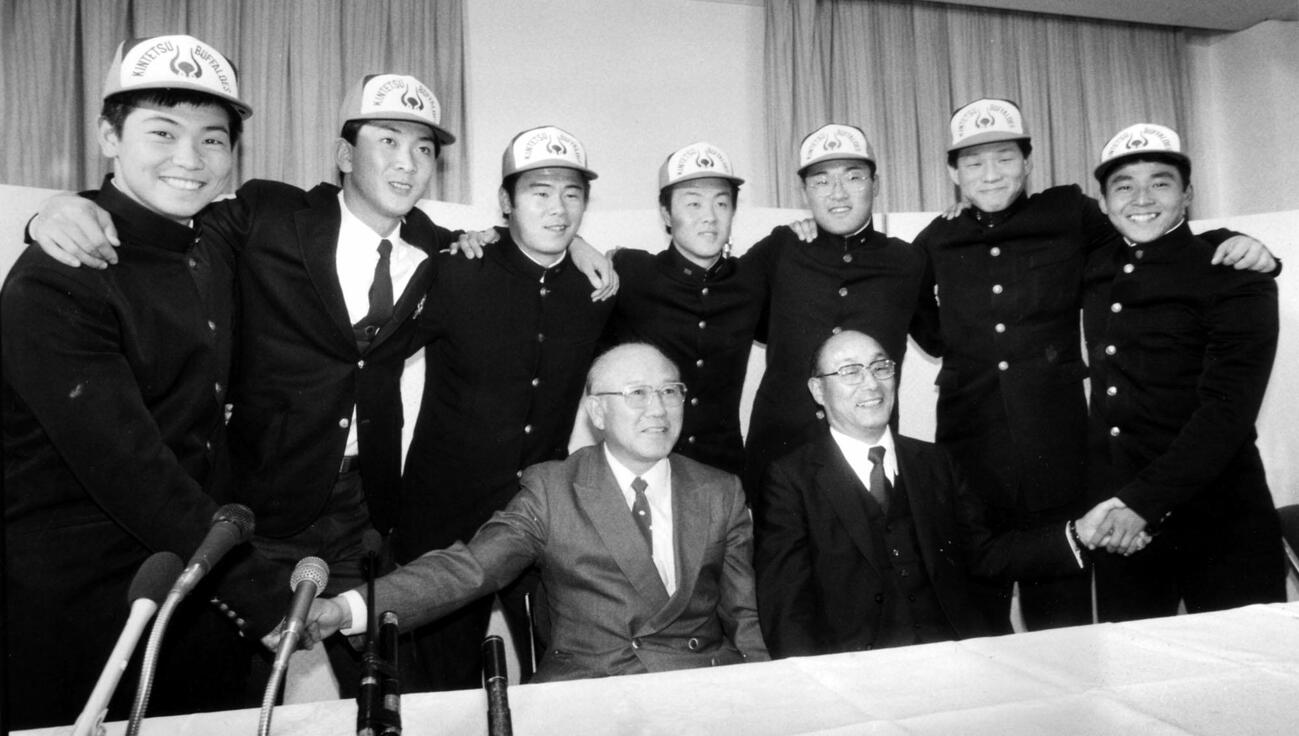 1985年近鉄入団発表　（前列左から）岡本伊三美監督、山崎球団代表、（後列左から）清田文章、福地経人、福島明弘、桧山泰浩、山田真実、池上誠一、小崎武司
