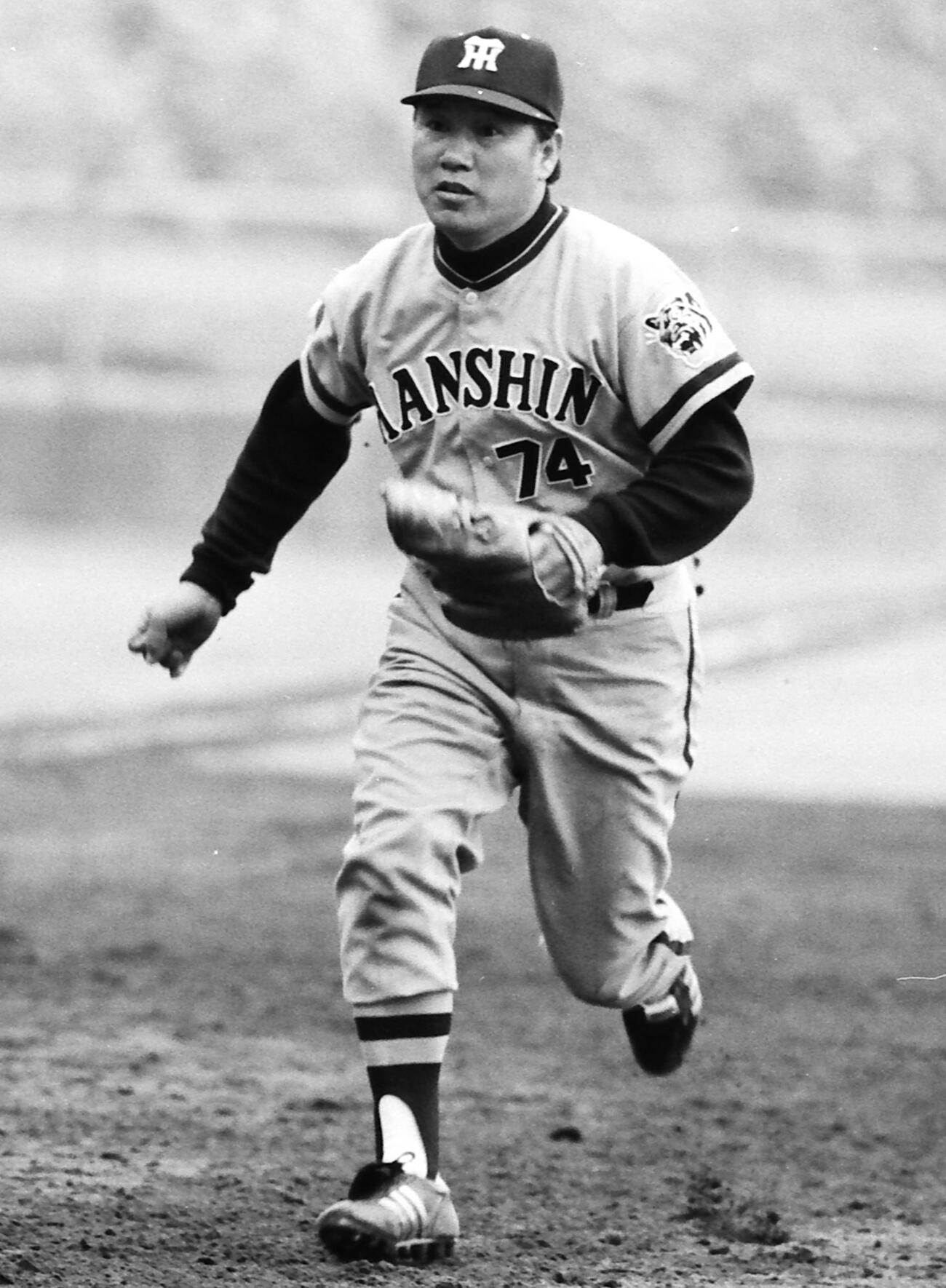 1973年2月、阪神春季キャンプ　グラブを手にダッシュする岡本伊三美コーチ