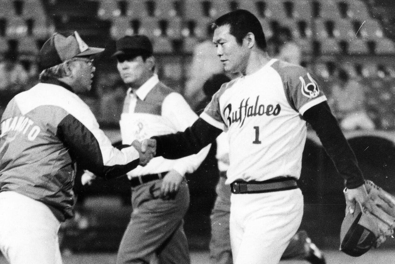 85年、近鉄鈴木啓示（右）のプロ入り317勝目を祝福