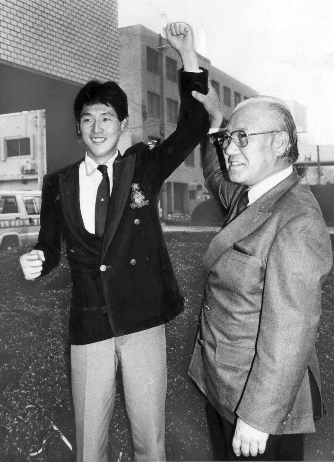 86年、近鉄入団発表で阿波野秀幸（左）を激励