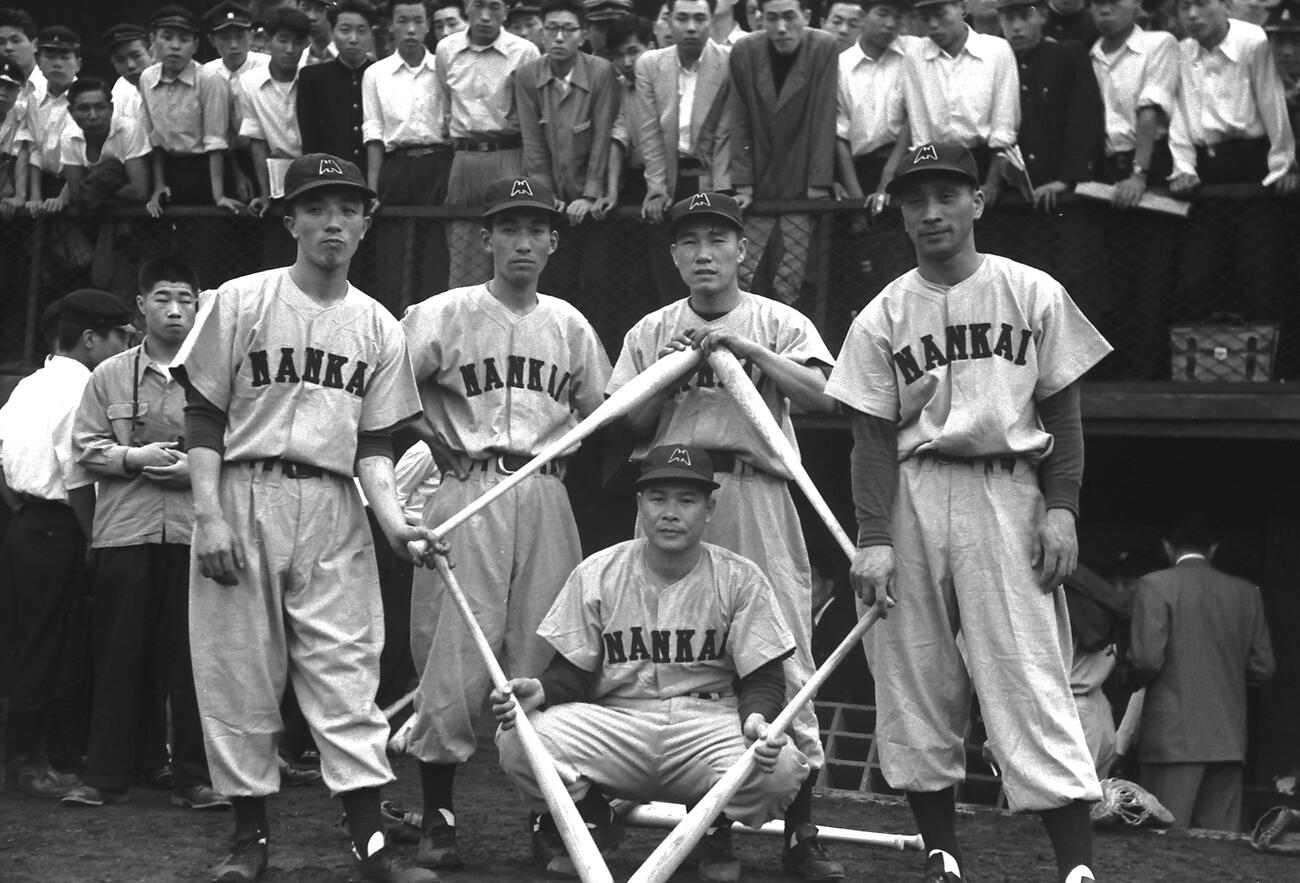 1953年6月、オールスター・ゲーム出場の南海ホークス内野陣。左から蔭山和夫、木塚忠助、岡本伊三美、飯田徳治。手前座っているのが捕手の筒井敬三