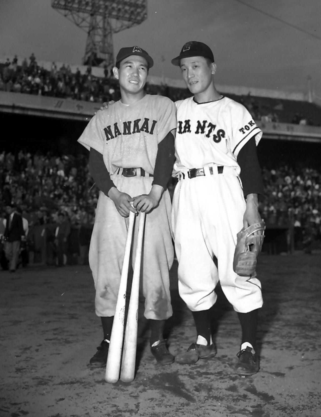 1953年10月、日本シリーズ第4戦　巨人対南海　53年度セ・パMVPに輝いた巨人大友工（右）と南海岡本伊三美