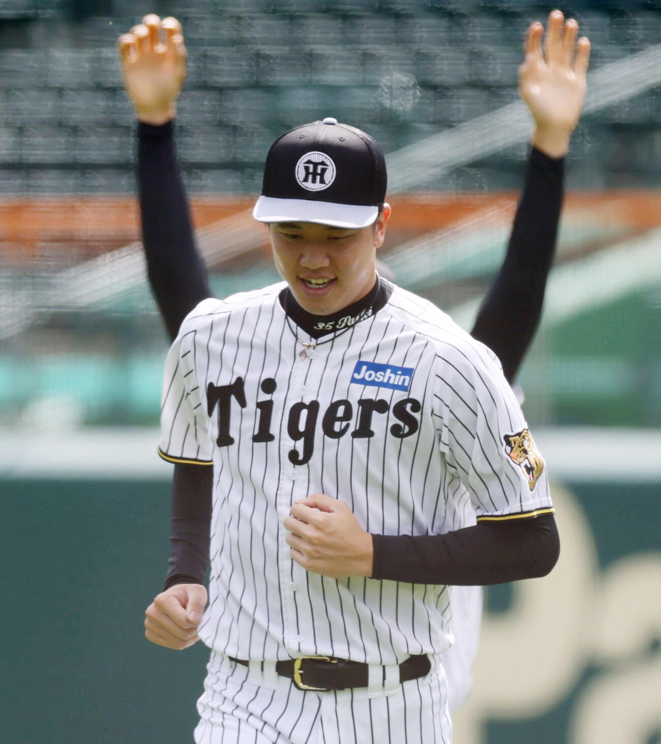 練習に参加しランニングする阪神才木浩人（撮影・加藤哉）