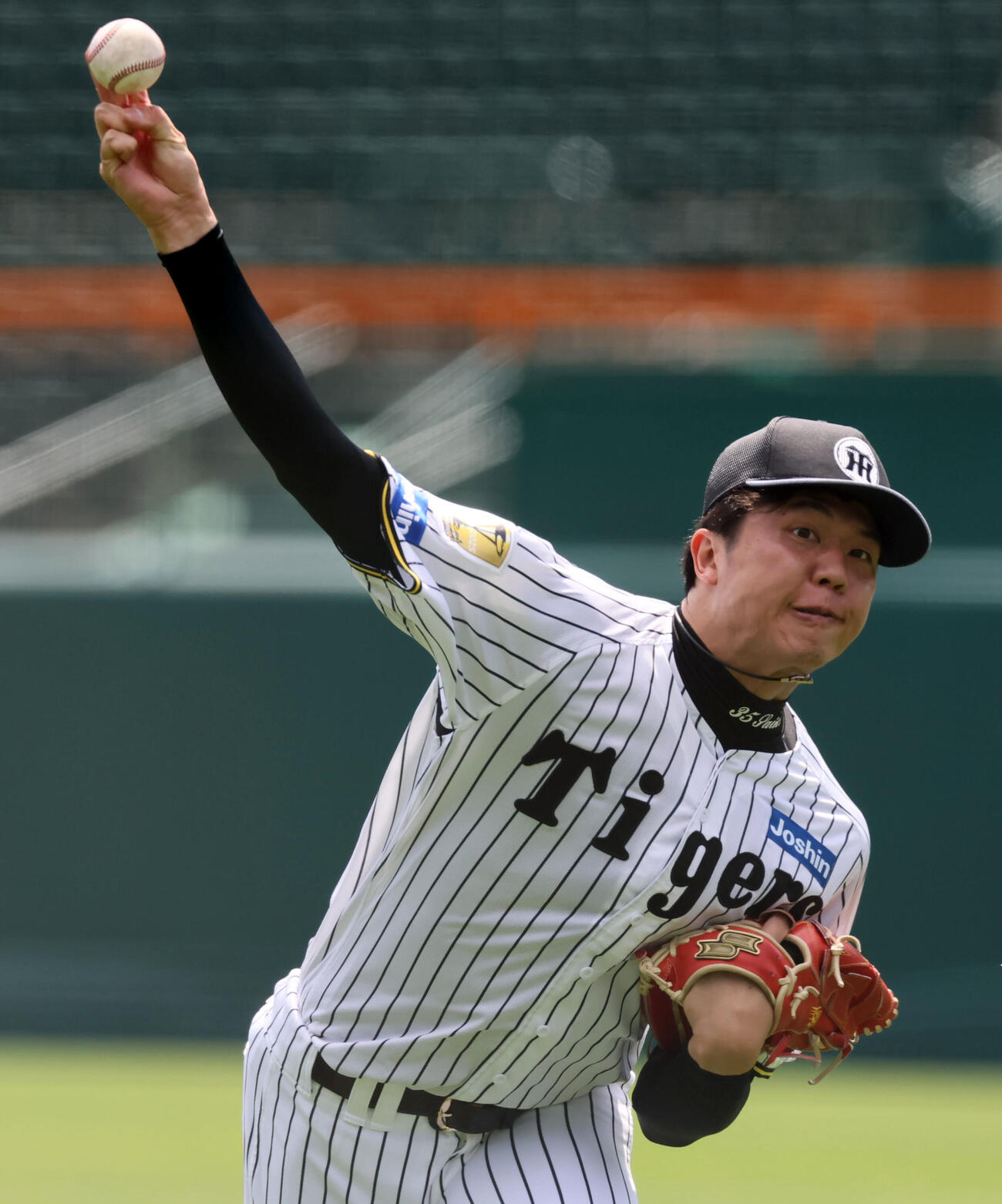練習に参加しキャッチボールする阪神才木浩人（撮影・加藤哉）