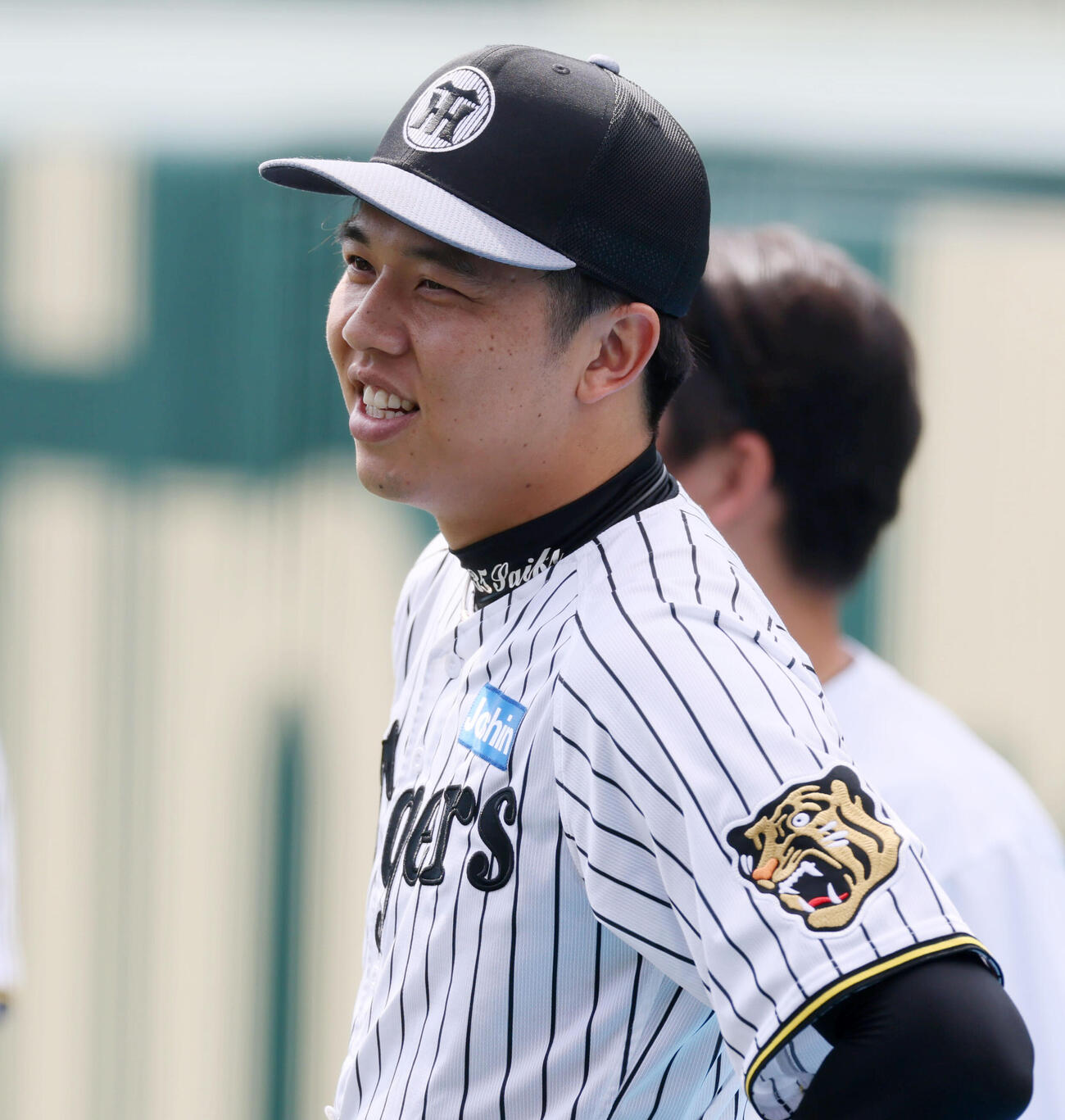 笑顔を見せる阪神才木浩人（撮影・加藤哉）