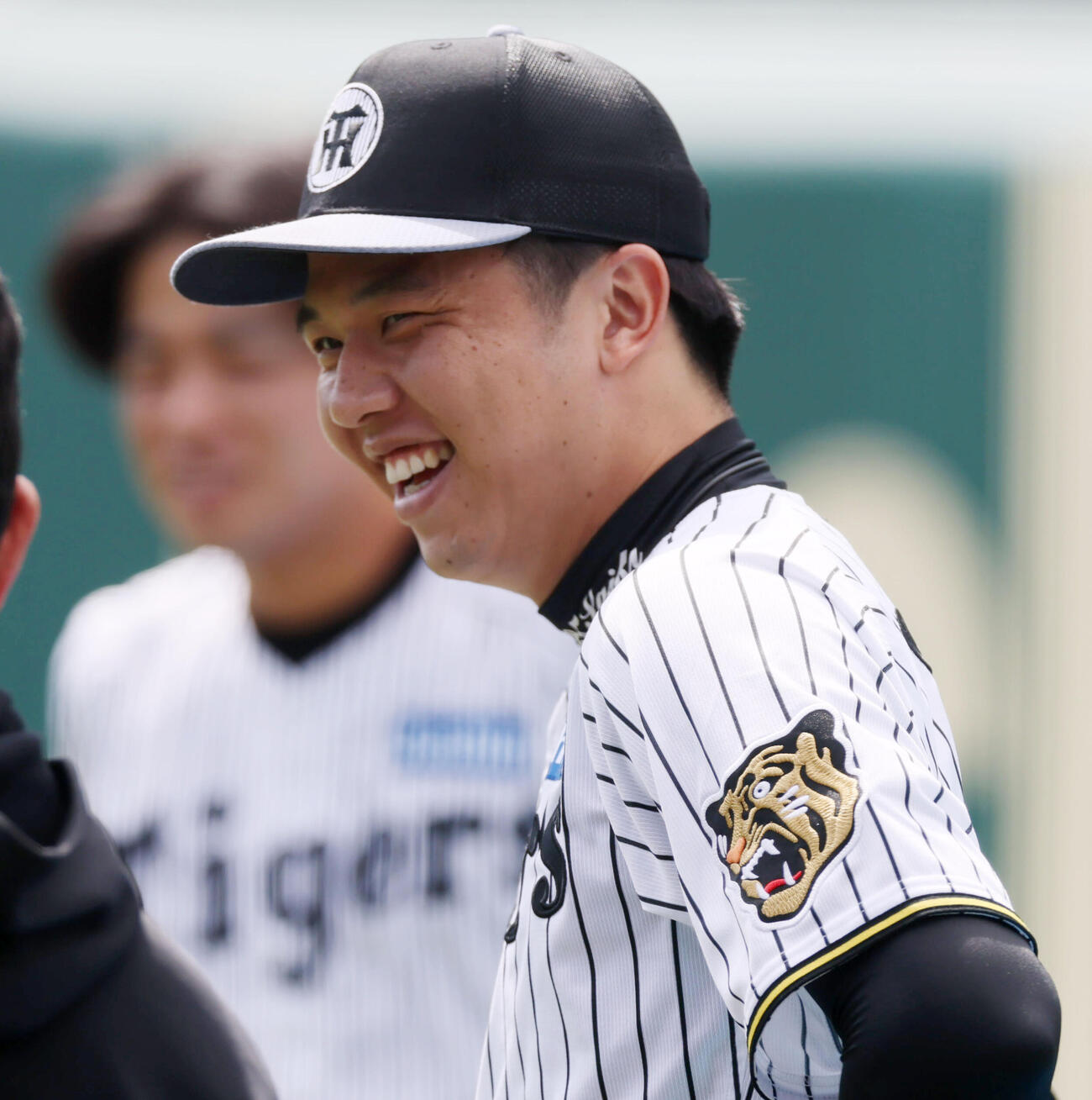 笑顔を見せる阪神才木浩人（撮影・加藤哉）