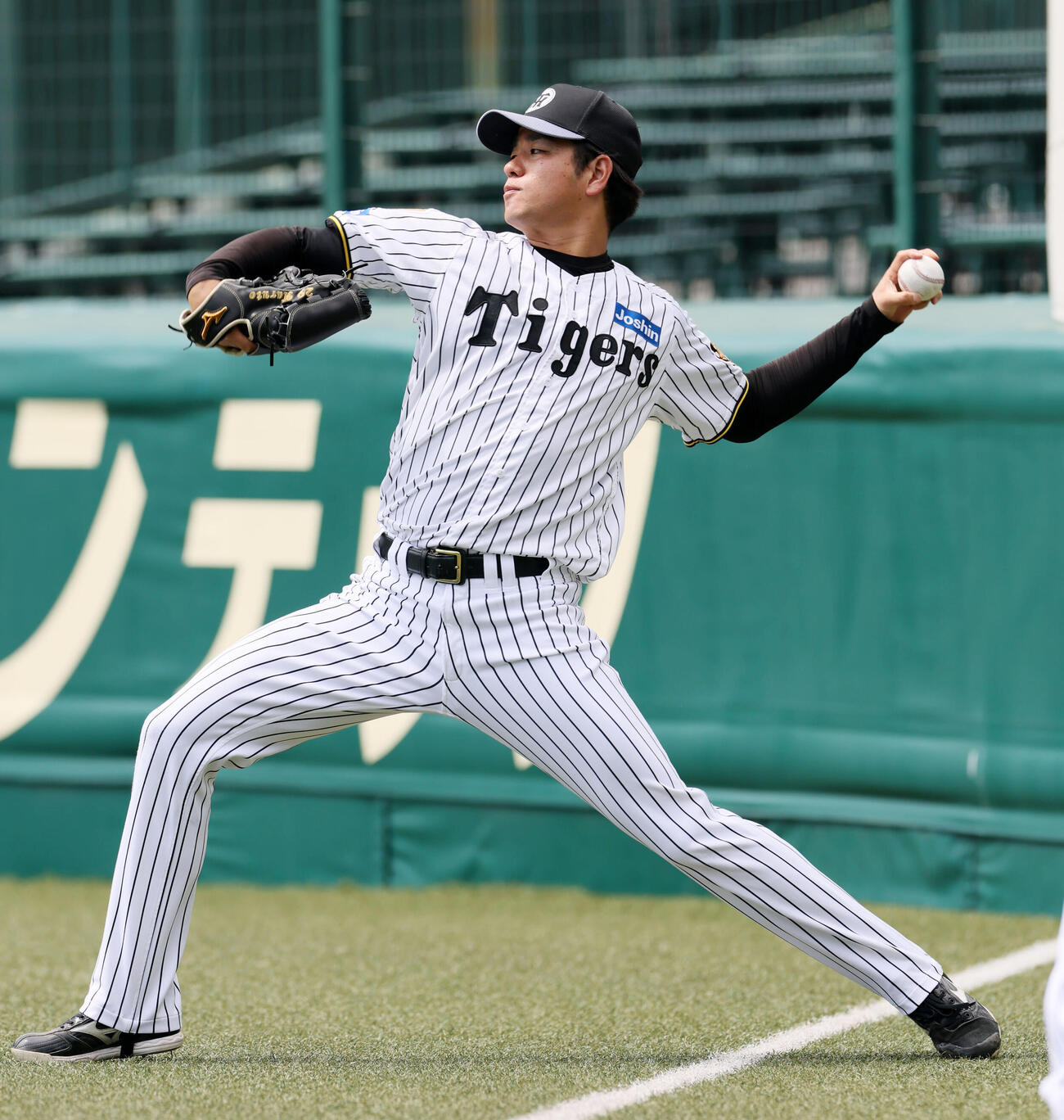 練習に参加しキャッチボールする阪神高橋遥人（撮影・加藤哉）