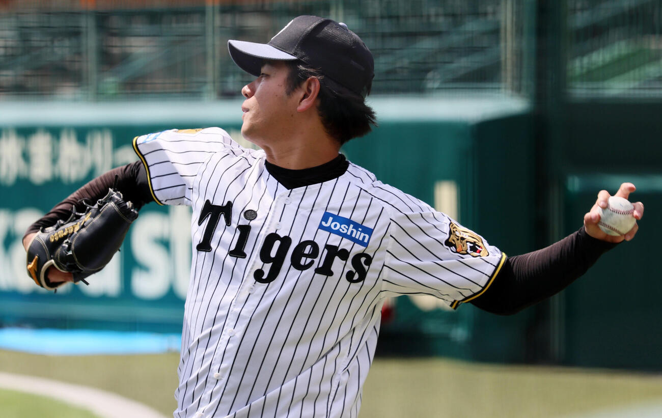 キャッチボールでチェンジアップを投げる阪神高橋遥人（撮影・加藤哉）