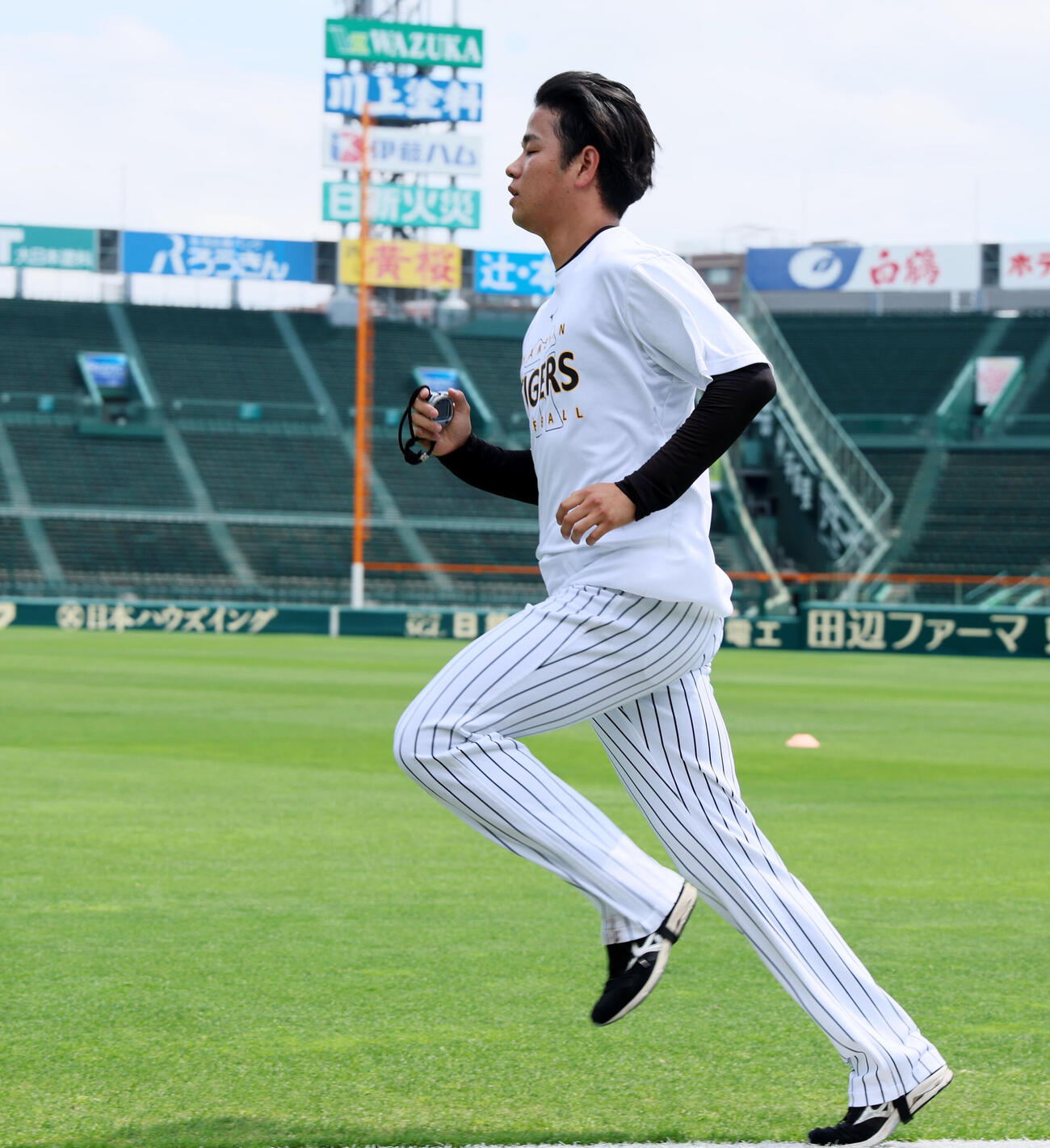 練習に参加しランニングする阪神高橋遥人（撮影・加藤哉）