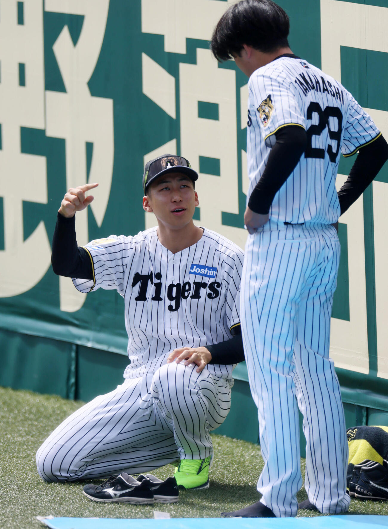 練習に参加し高橋遥人(右）と話す阪神茨木秀俊（撮影・加藤哉）
