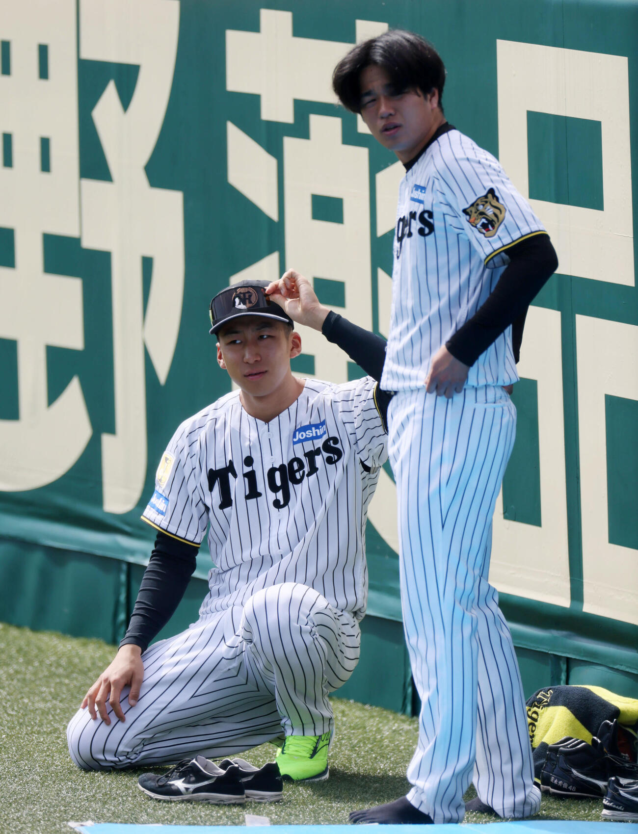 練習に参加し高橋遥人(右）と話す阪神茨木秀俊（撮影・加藤哉）
