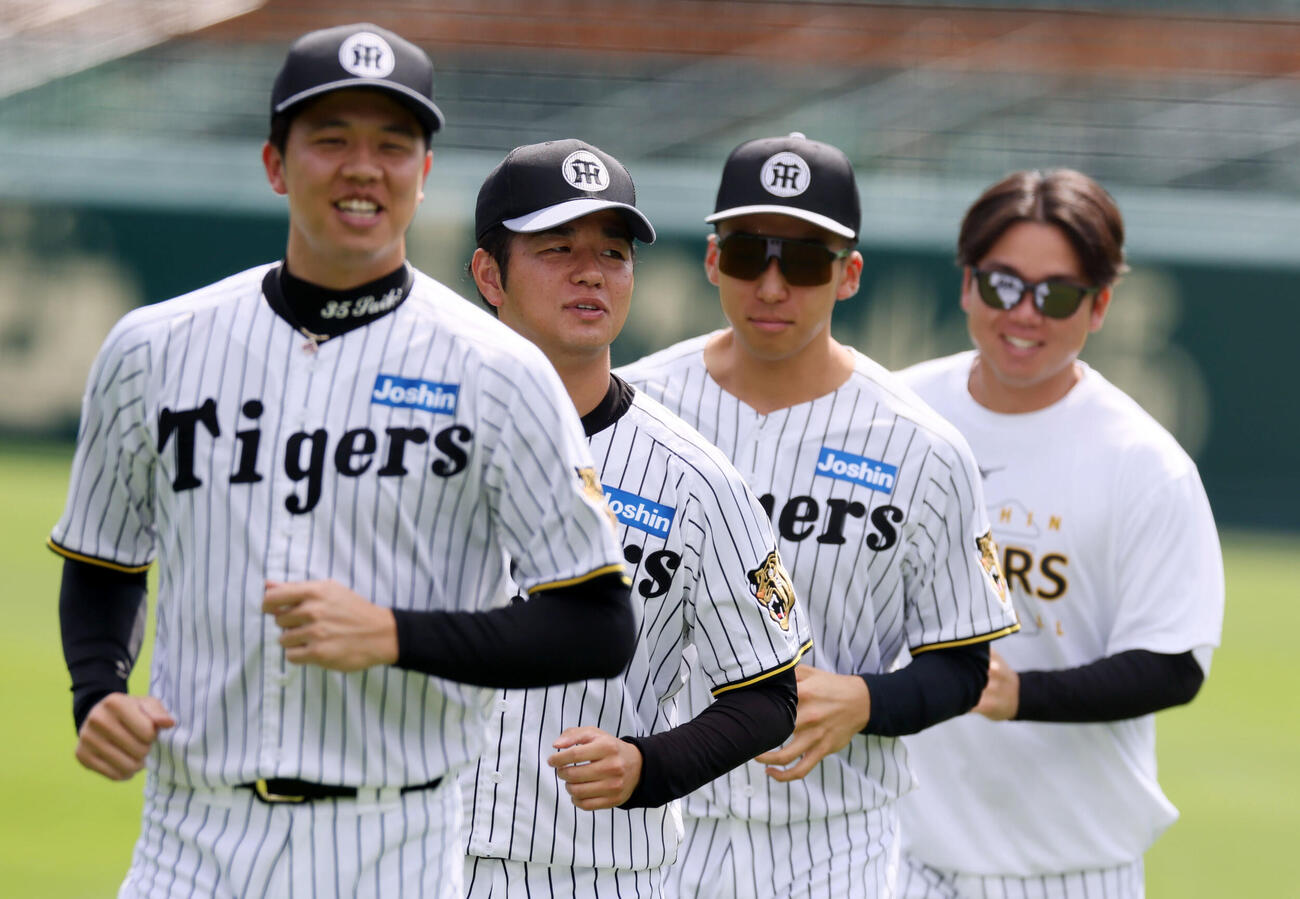 練習参加選手全員並んで走る阪神の、左から才木浩人、高橋遥人、茨木秀俊、村上頌樹（撮影・加藤哉）