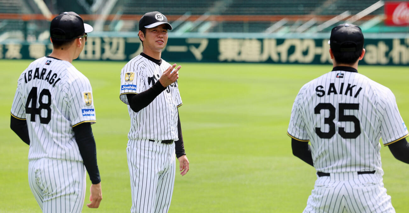 練習に参加し談笑する阪神高橋遥人。左は茨木秀俊、右は才木浩人（撮影・加藤哉）