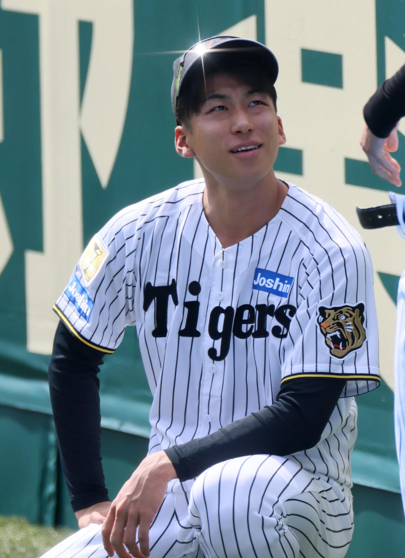 練習に参加し強い日差しをサングラスに反射させる阪神茨木秀俊（撮影・加藤哉）