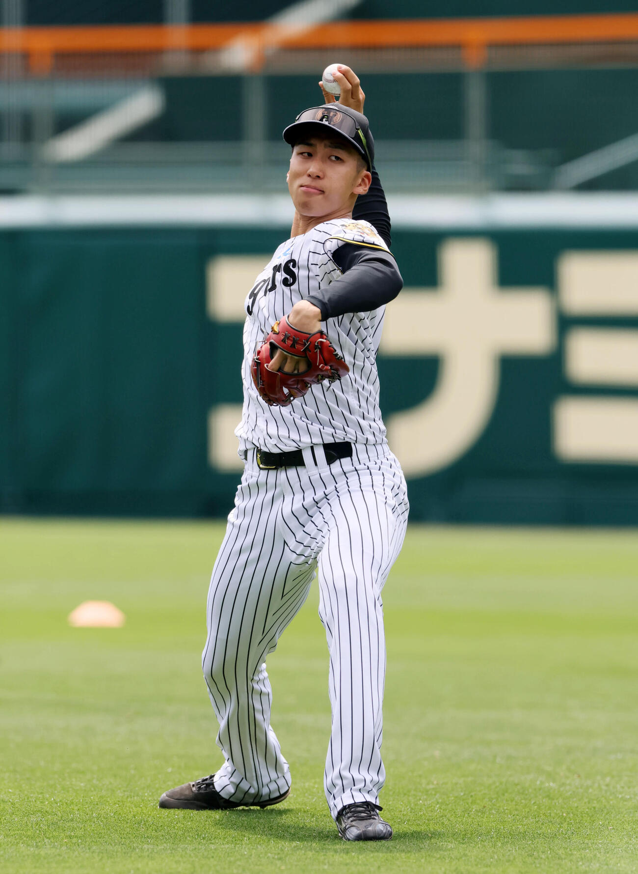 練習に参加しキャッチボールする阪神茨木秀俊（撮影・加藤哉）