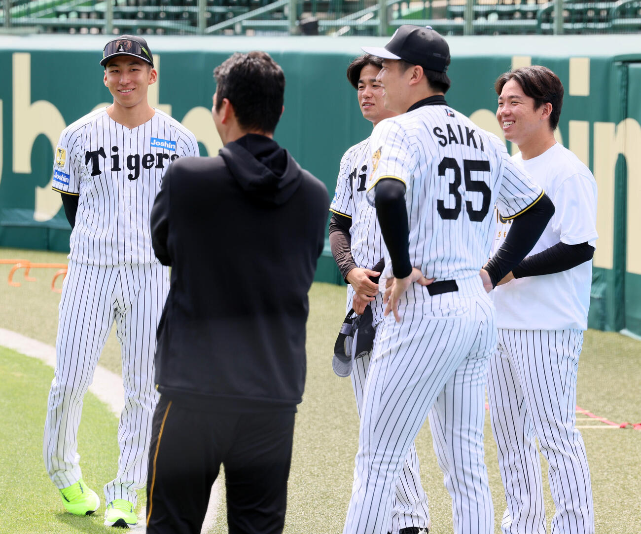 練習に参加しミーティングする左から阪神茨木秀俊、高橋遥人、才木浩人、村上頌樹（撮影・加藤哉）